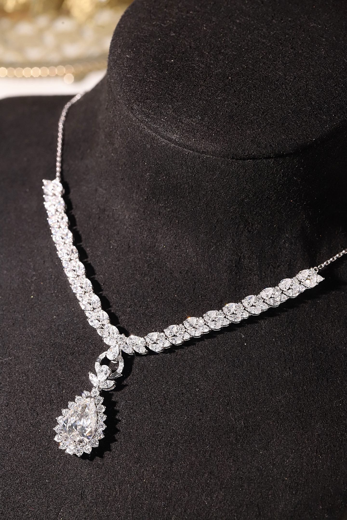 10k gold diamond necklace with a lab-grown diamond of 8.2ct