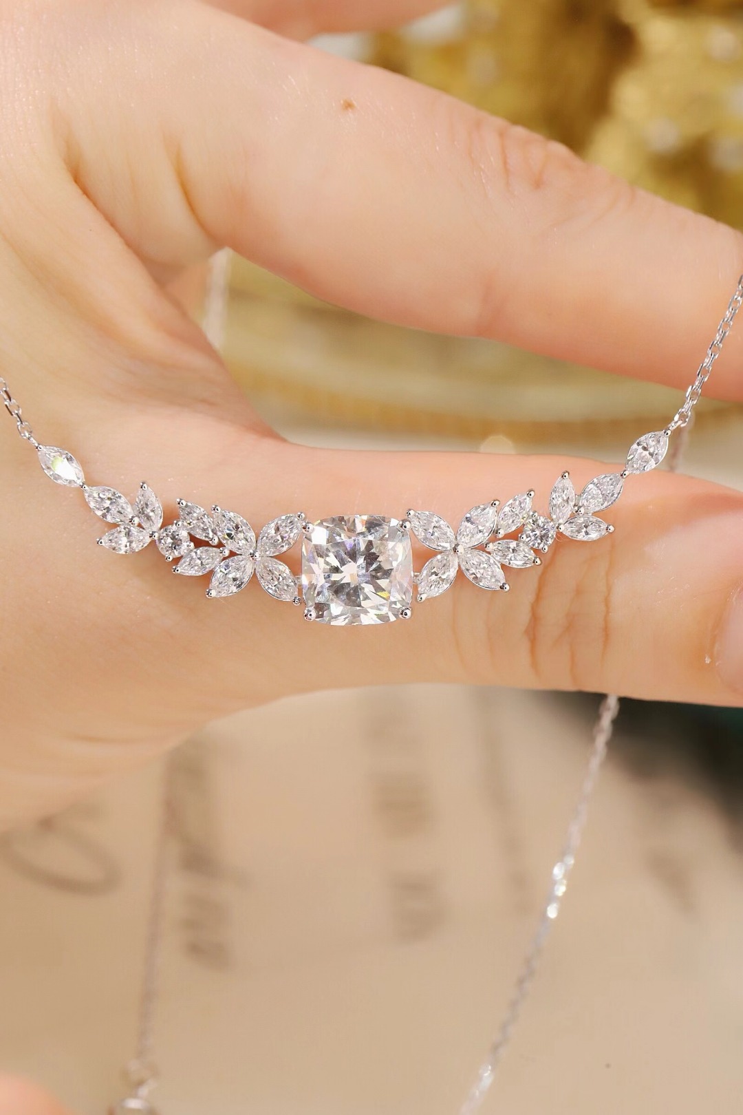 10k gold diamond necklace with a lab-grown diamond of 4.60ct