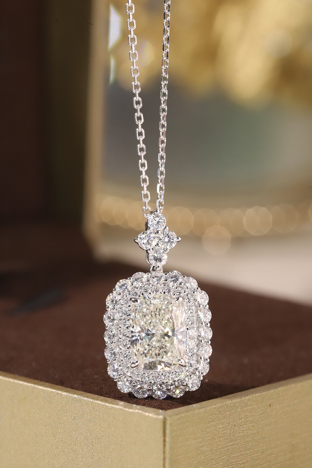 10k gold diamond necklace with a lab-grown diamond of 4.50ct