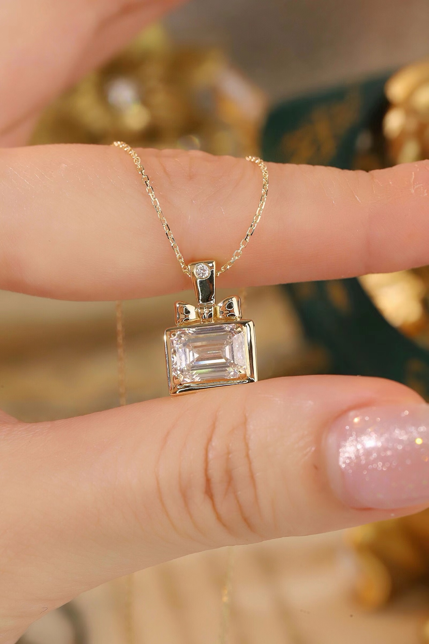 10k gold diamond necklace with a lab-grown diamond of 2.02ct