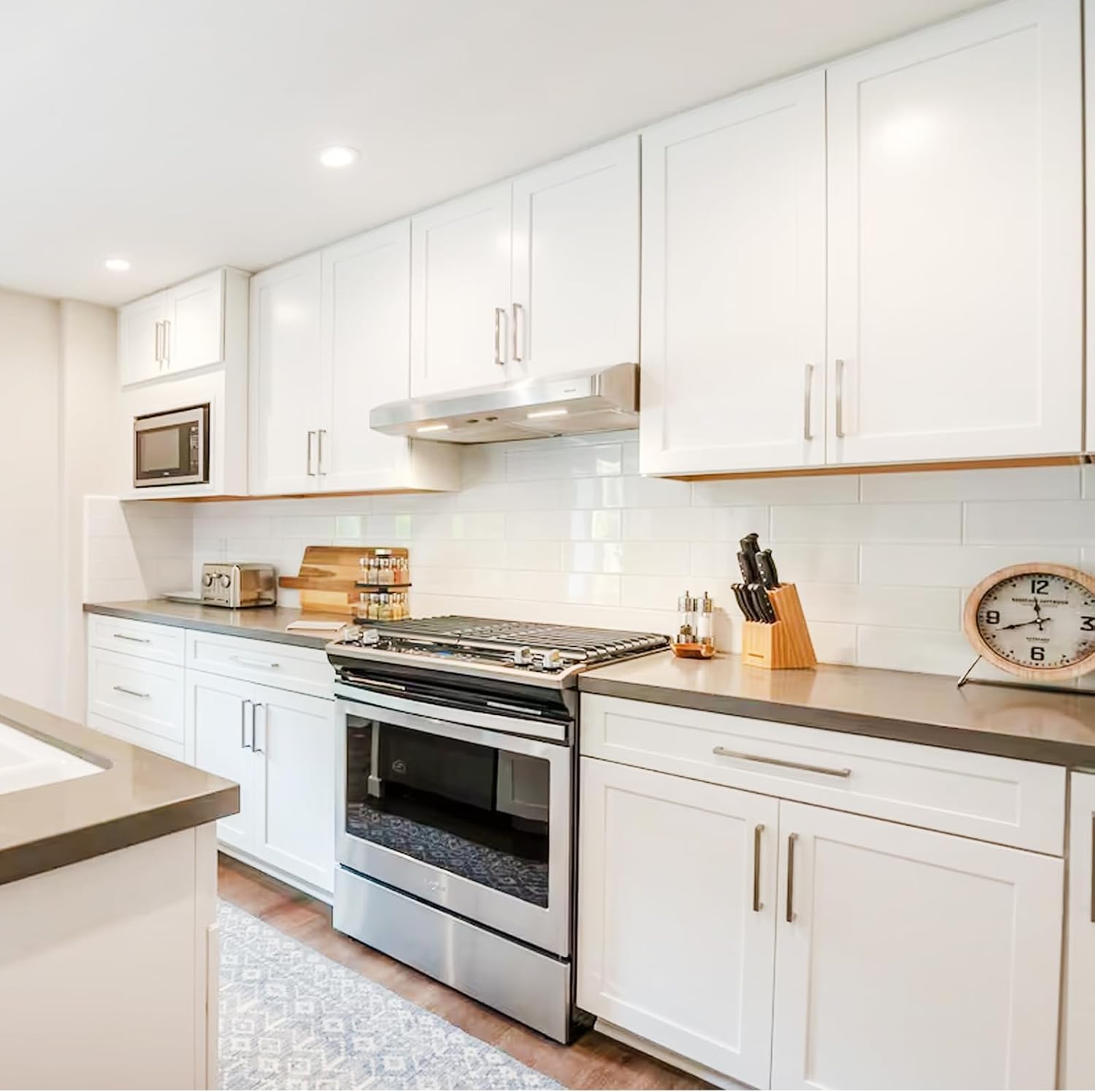 White Shaker RTA Kitchen Cabinet with Soft-Close Doors SB30