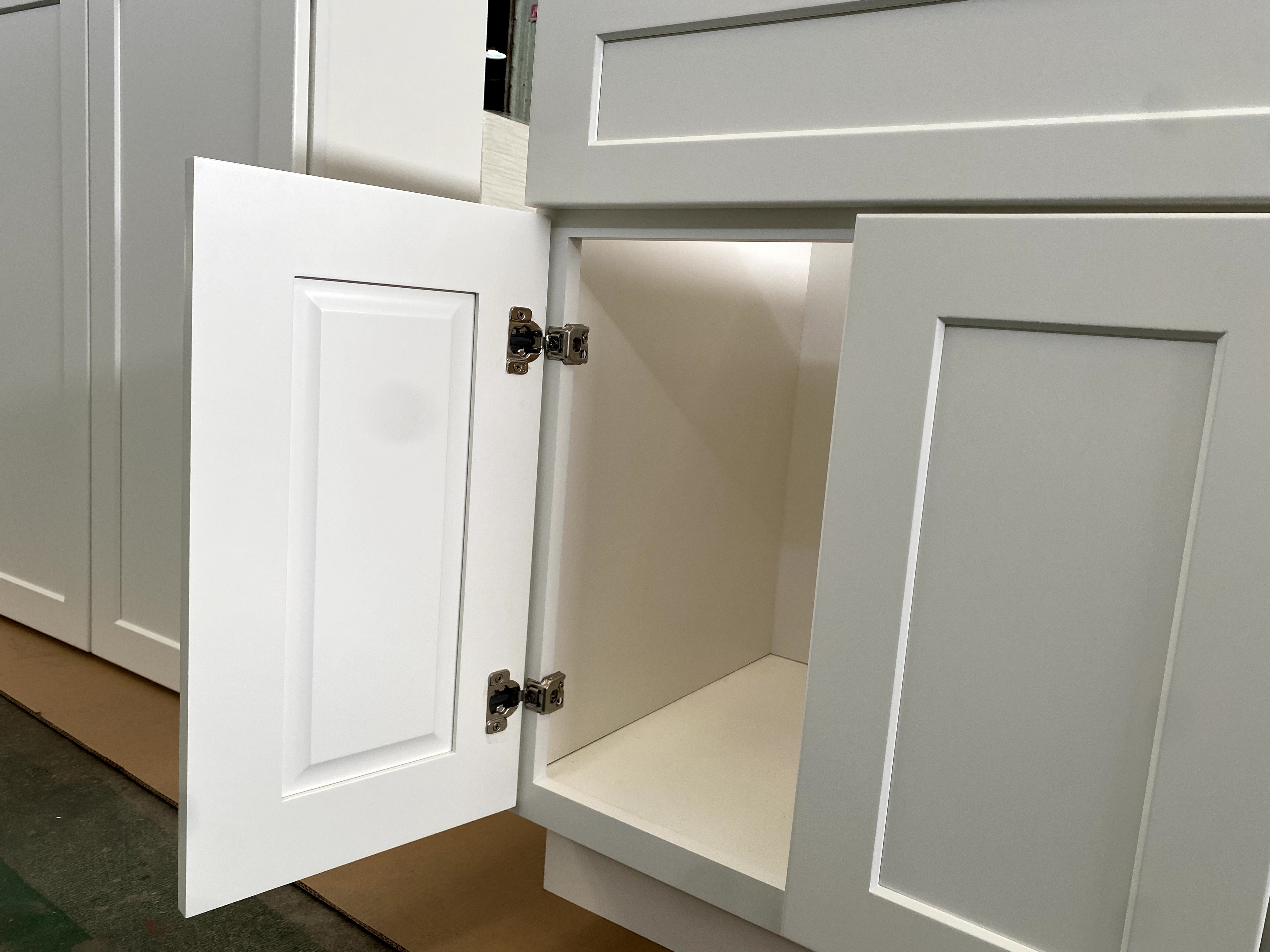 White Shaker RTA Kitchen Cabinet Vanity Sink Cabinet V3621
