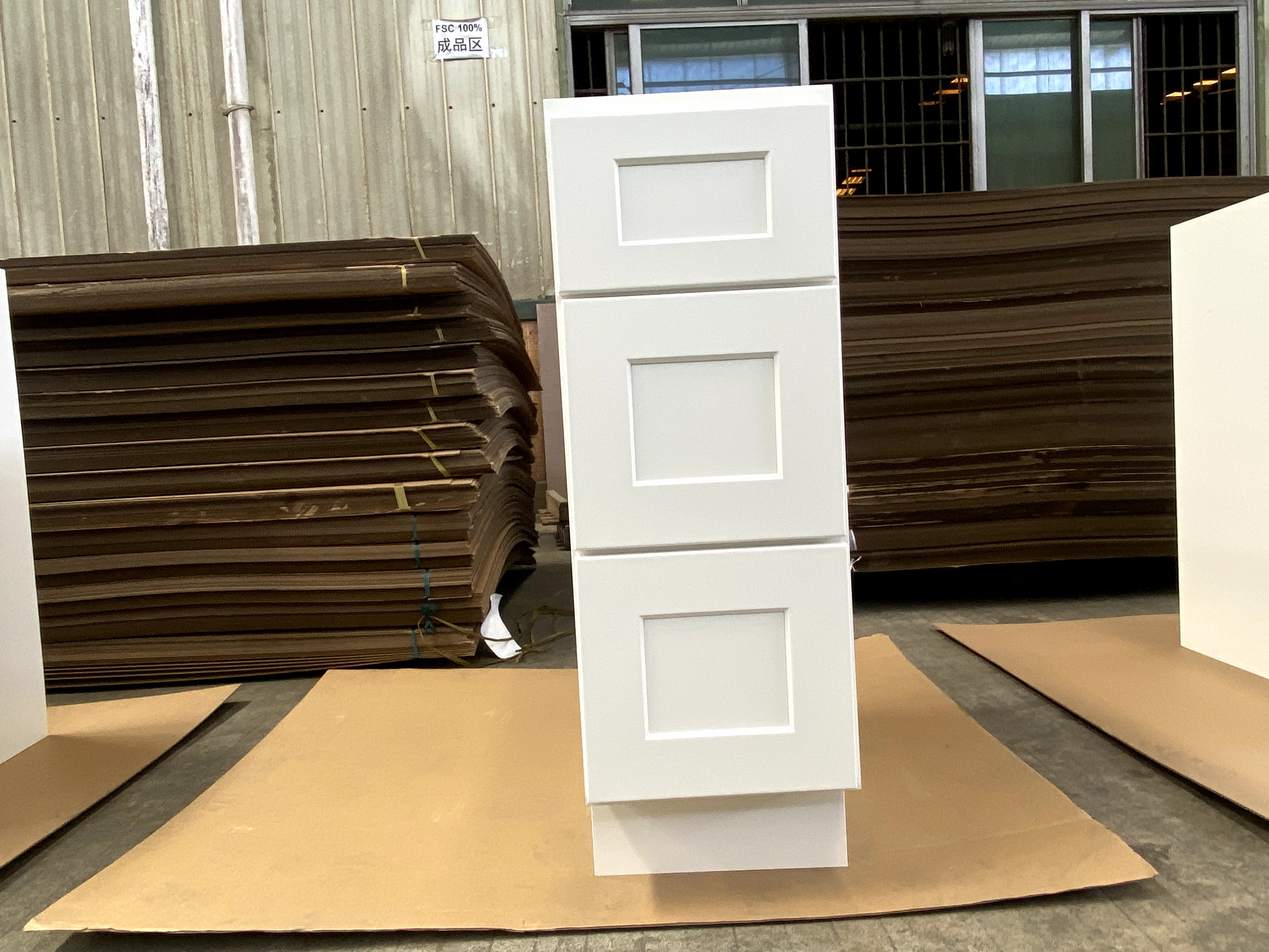 White Shaker RTA Kitchen Cabinet with Soft-Close Doors DB27