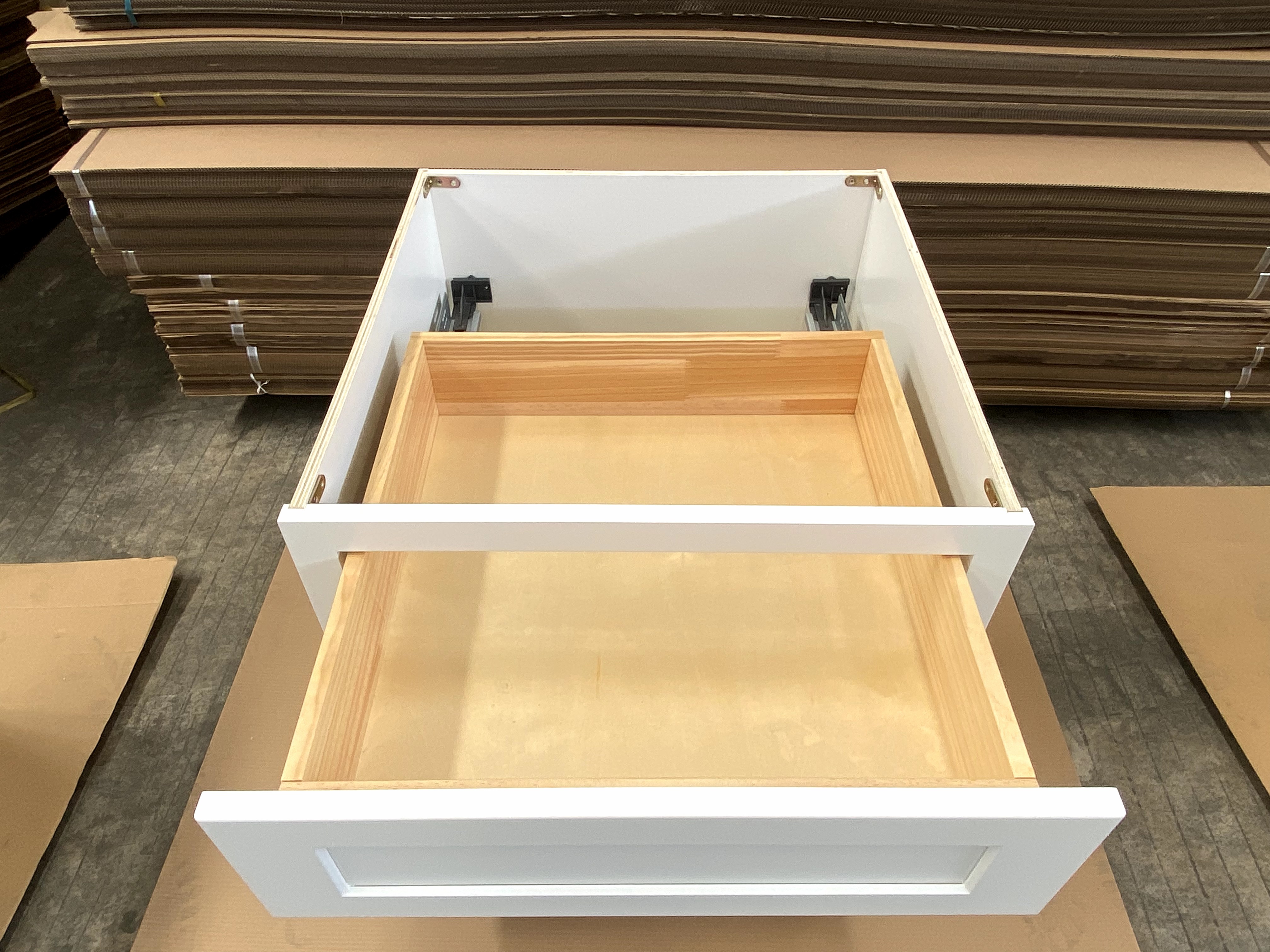 White Shaker RTA Kitchen Cabinet with Soft-Close Doors DB27