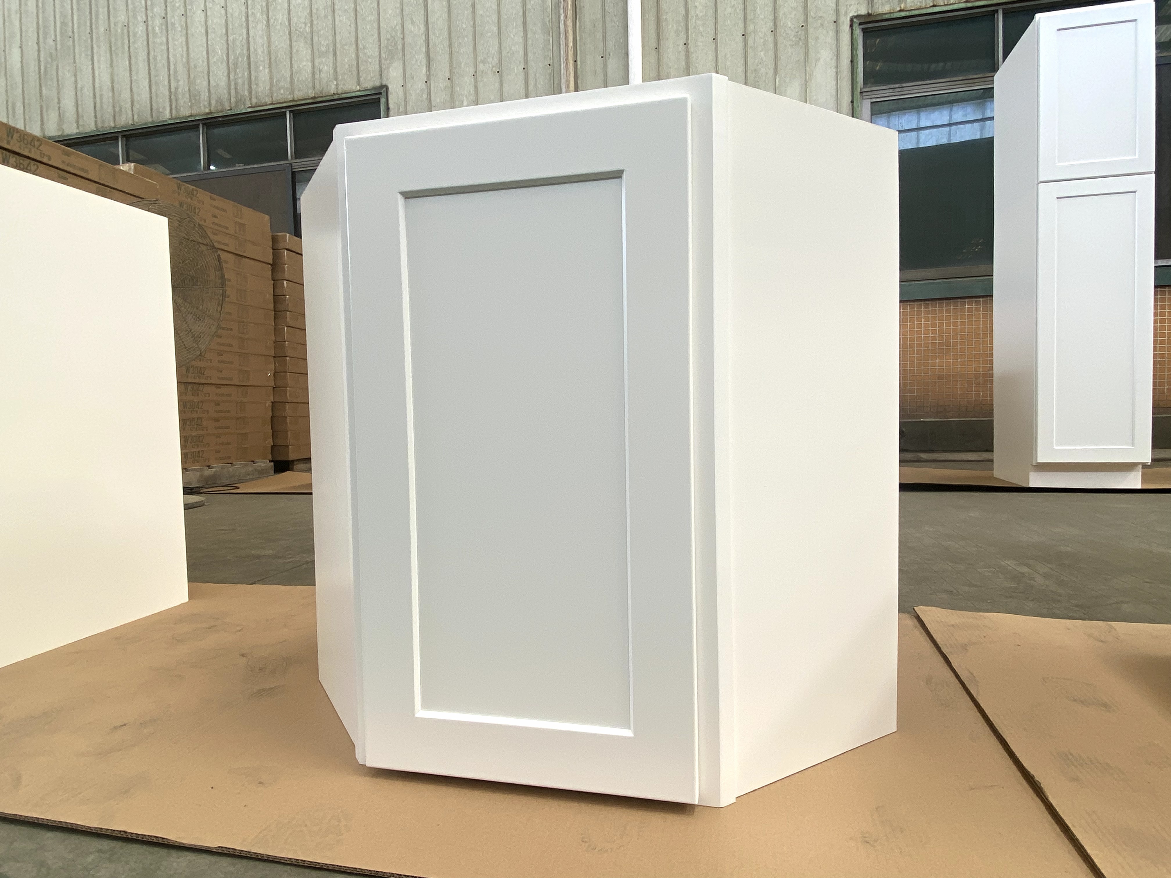 White Shaker RTA Kitchen Cabinet with Soft-Close Doors WDC243012