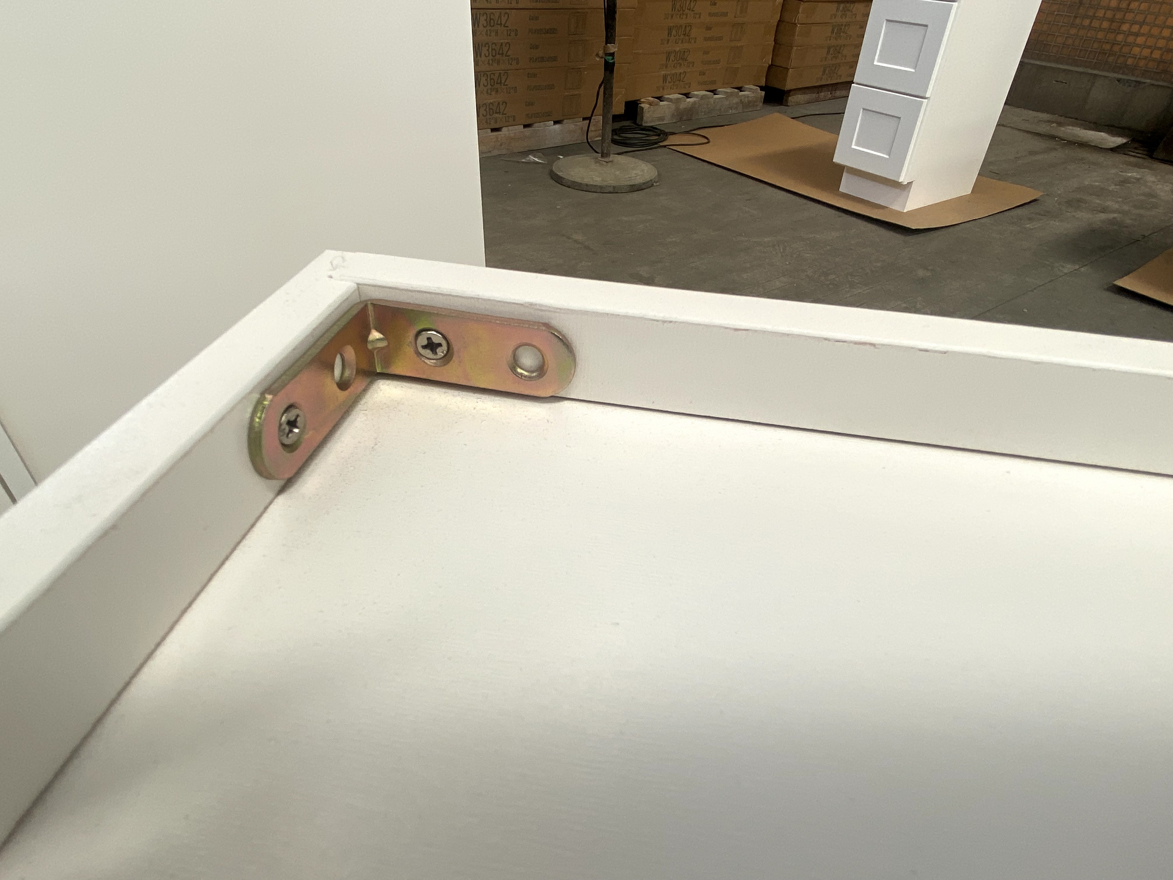 White Shaker RTA Kitchen Cabinet with Soft-Close Doors WDC243012