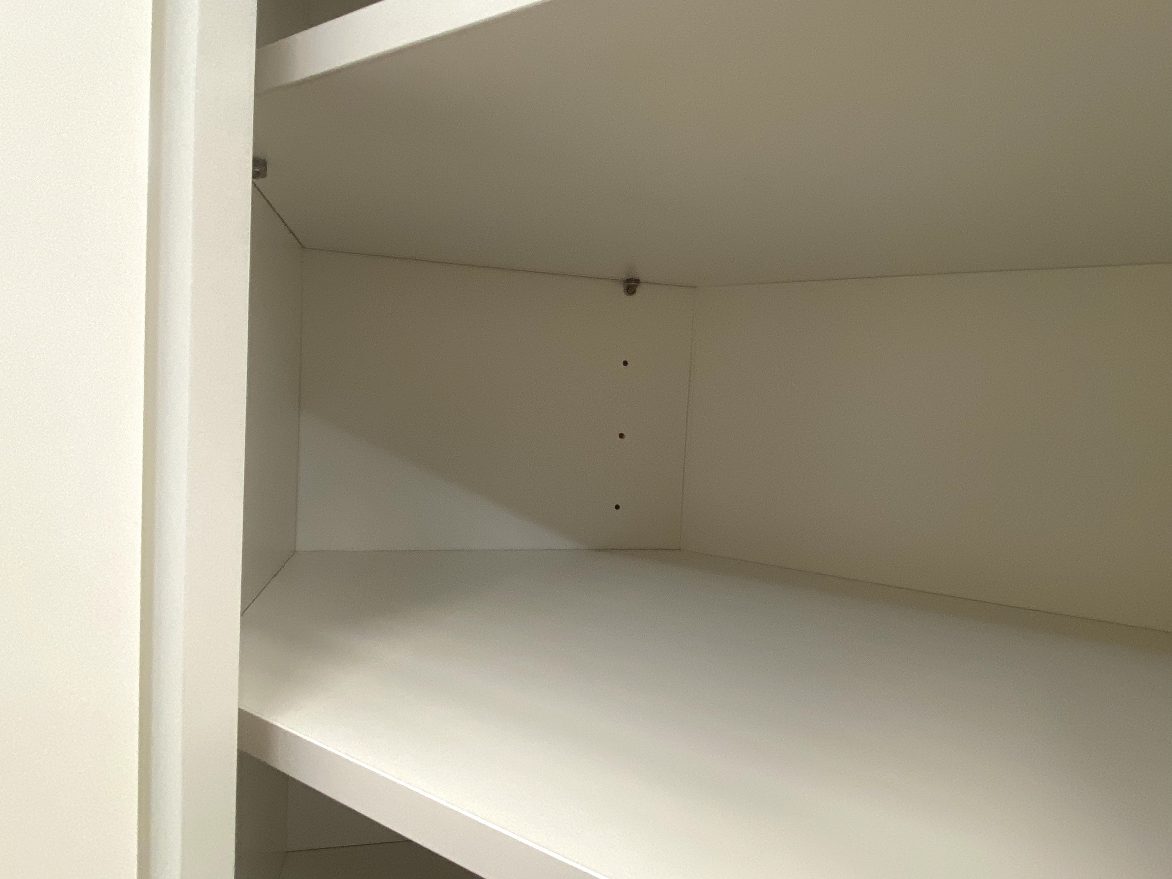 White Shaker RTA Kitchen Cabinet with Soft-Close Doors WDC243012