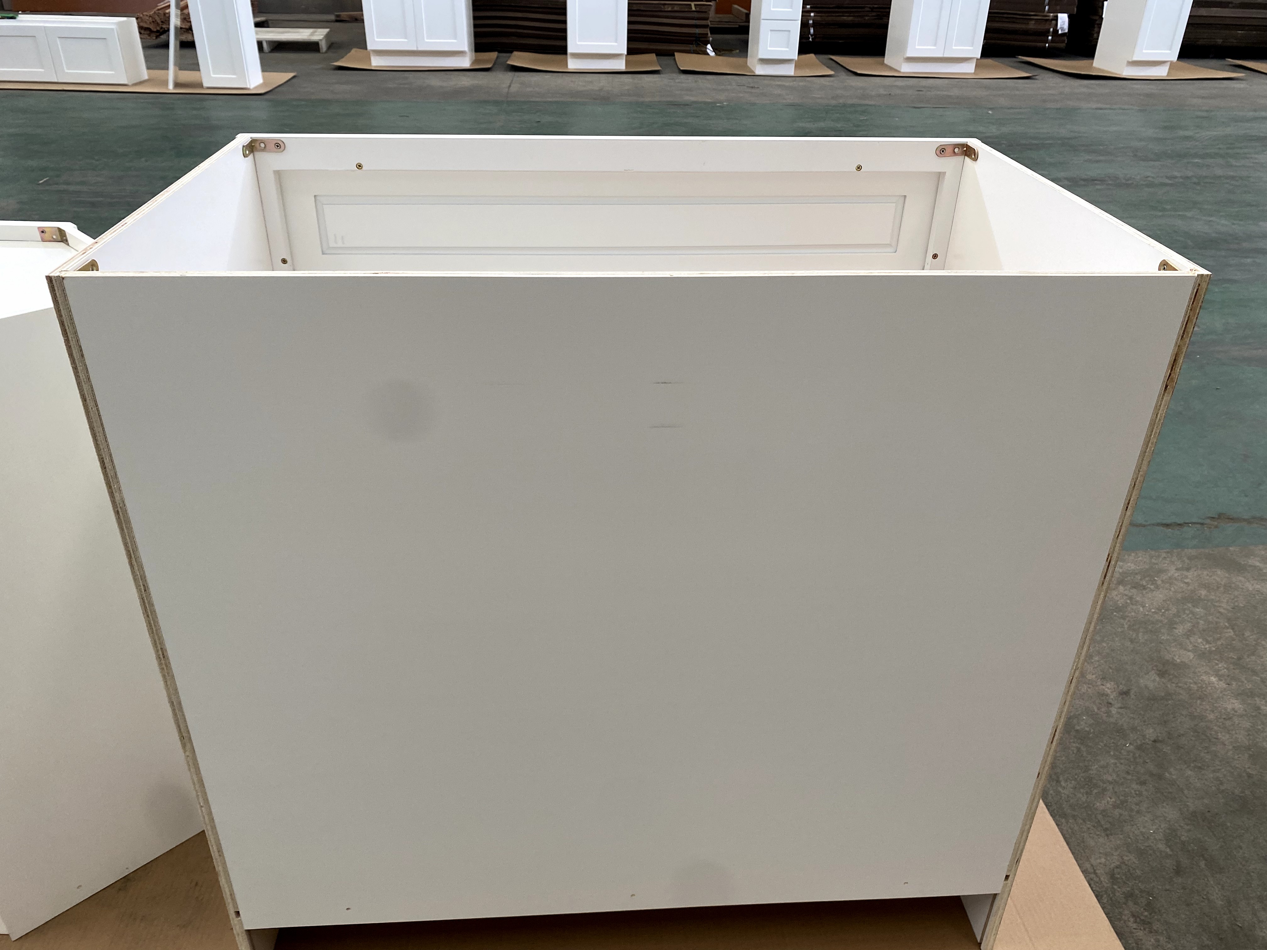 White Shaker RTA Kitchen Cabinet Vanity Sink Cabinet V3021