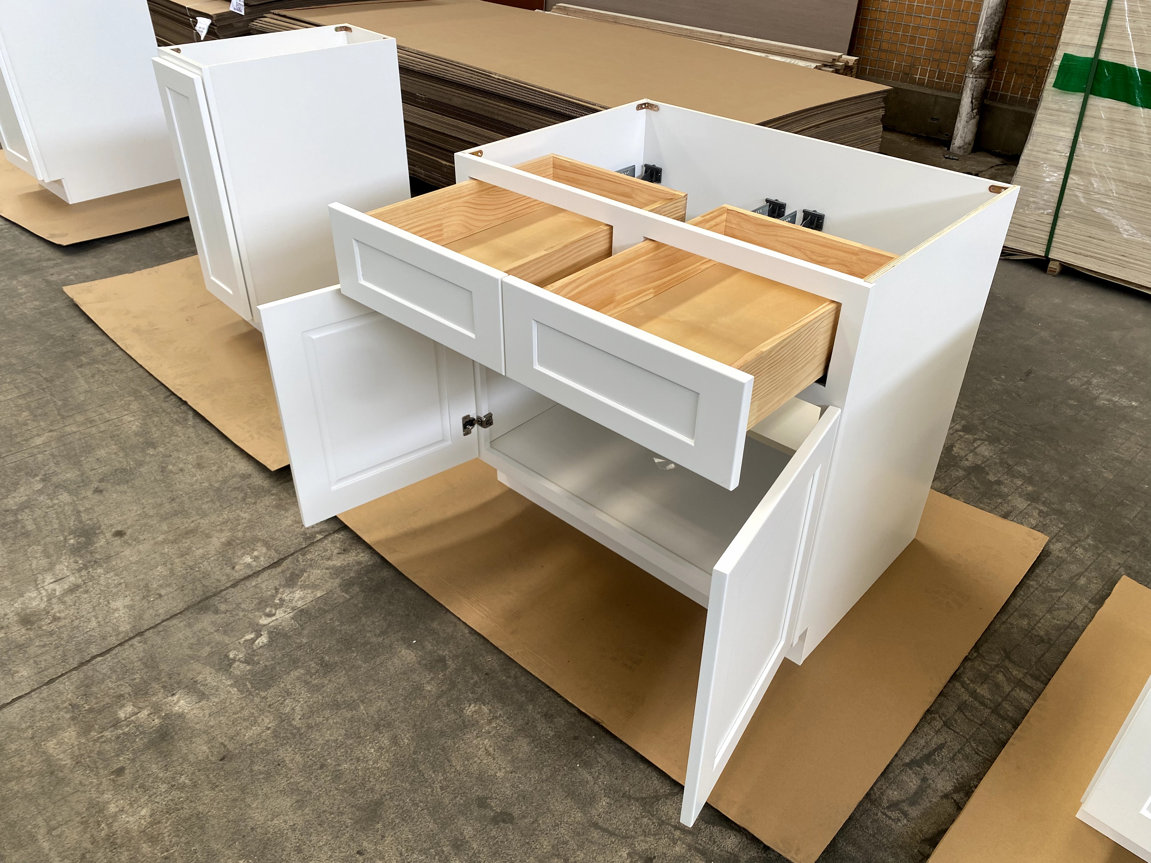 White Shaker RTA Kitchen Cabinet with Soft-Close Doors B36