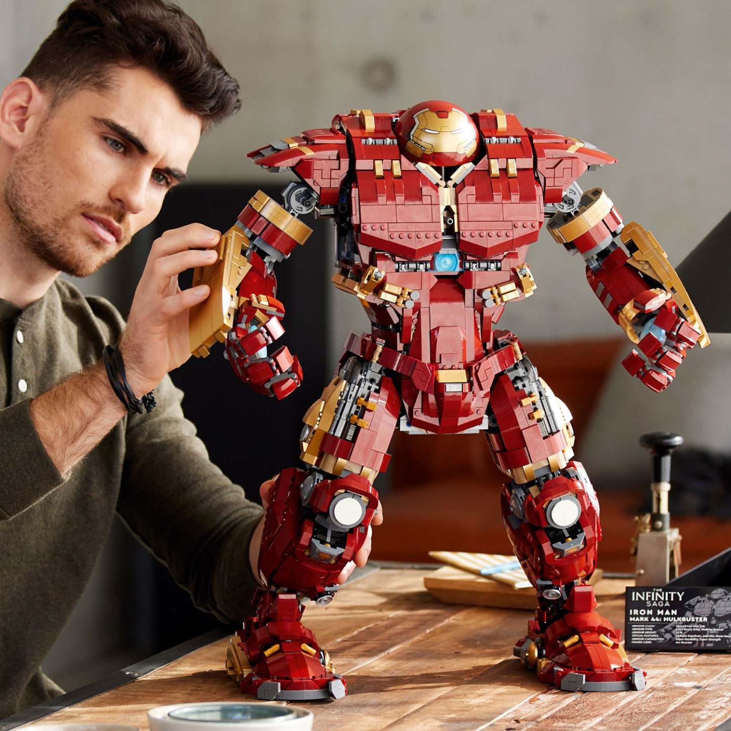® Marvel Hulkbuster