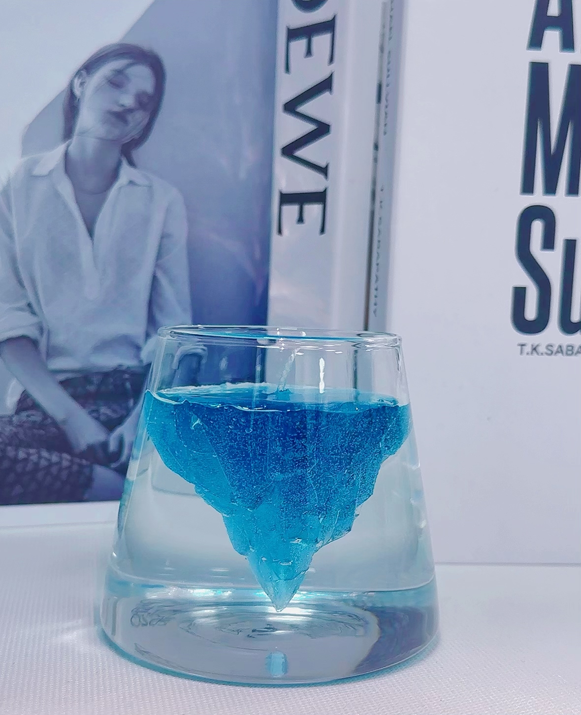 Blue Glacier Aromatherapy Candle – Handcrafted Iceberg Design, Ocean Breeze Scent, Home Decor Gift