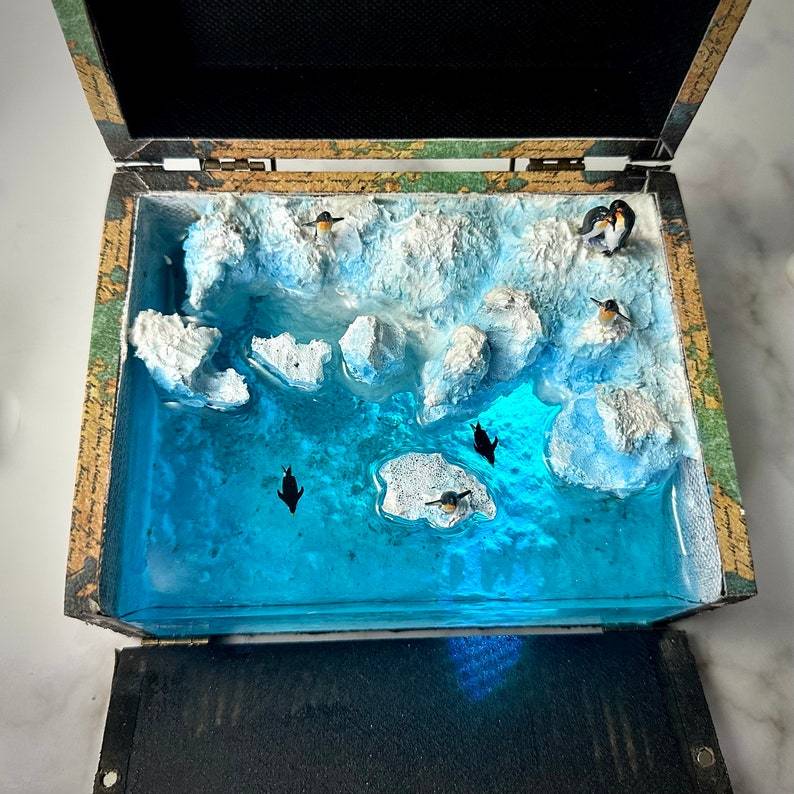 Penguin Diorama Night Light: Handmade Epoxy Resin Antarctic Scene