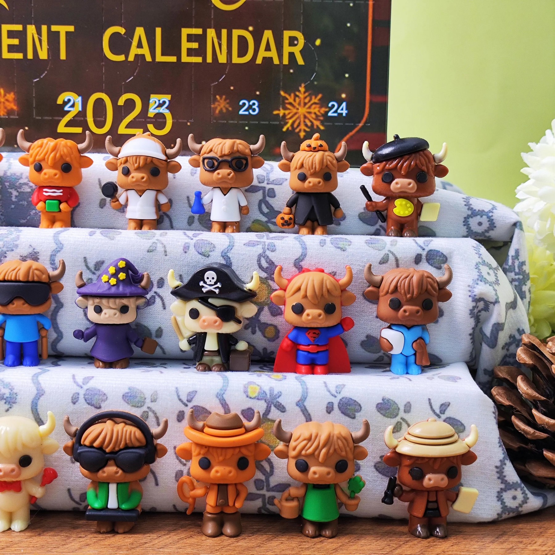 Highland Cow Advent Calendar: 24 Resin Farmhouse Christmas Figurines.