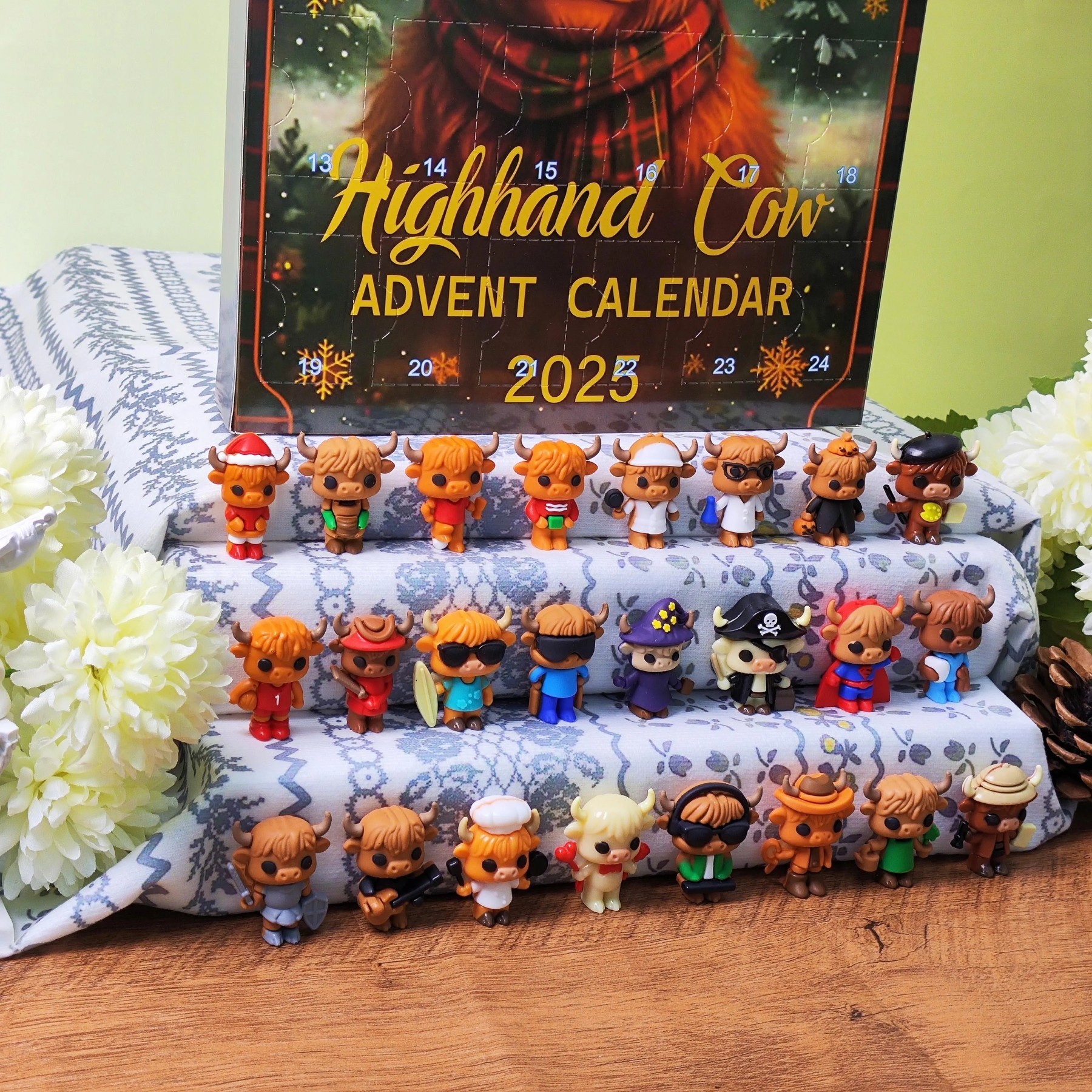 Highland Cow Advent Calendar: 24 Resin Farmhouse Christmas Figurines.