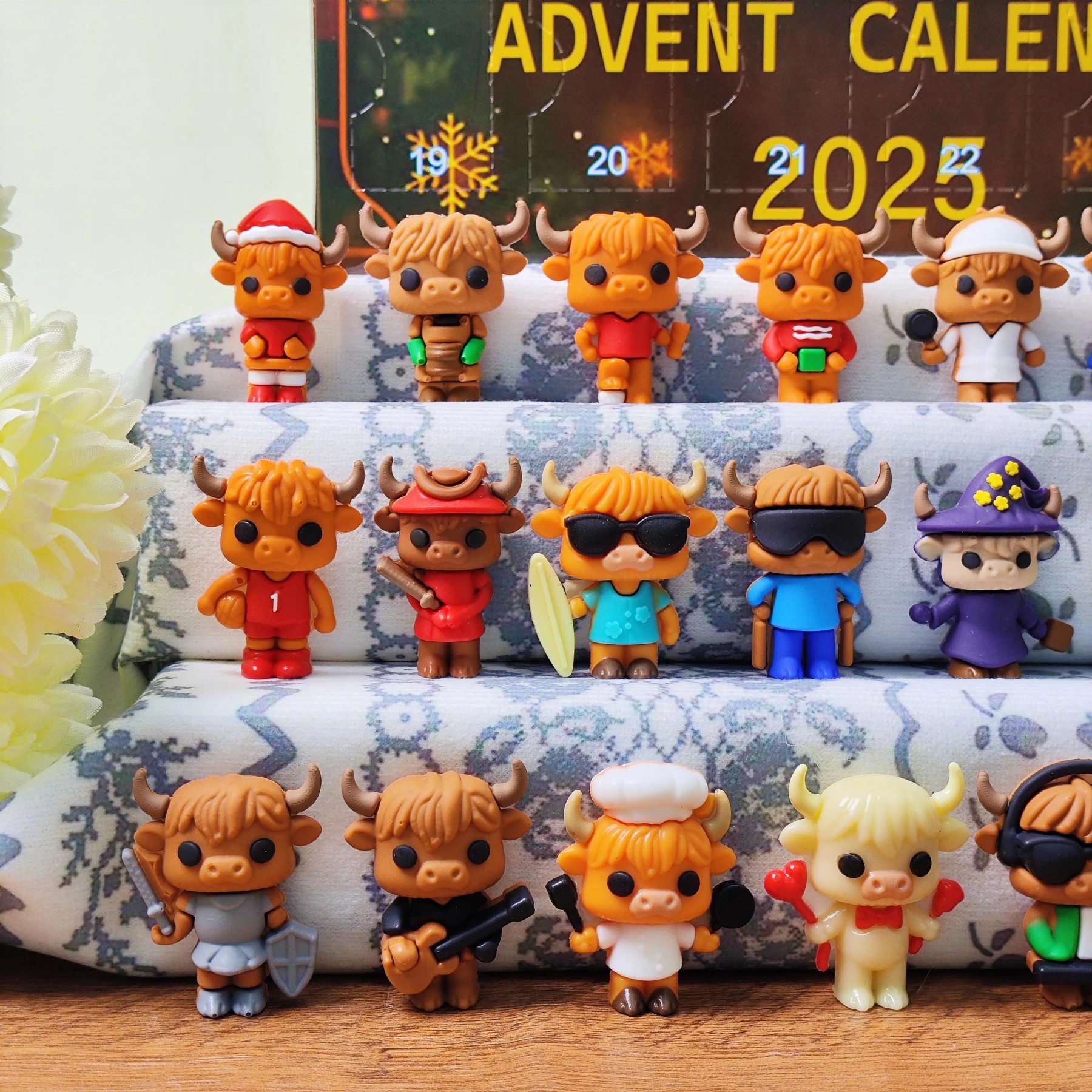 Highland Cow Advent Calendar: 24 Resin Farmhouse Christmas Figurines.