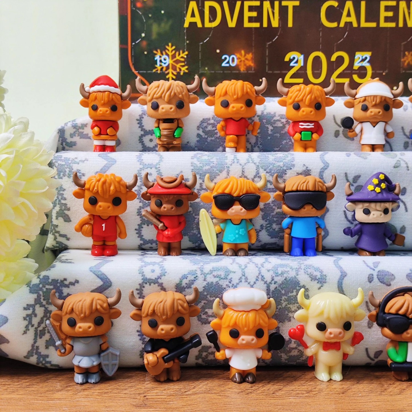 Highland Cow Advent Calendar: 24 Resin Farmhouse Christmas Figurines.