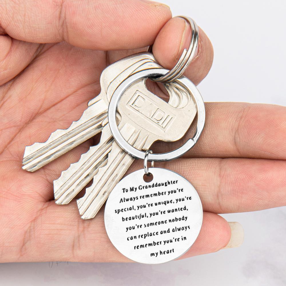 1pc Engraved Granddaughter Keychain - A Heartfelt Message From A Grandparent, An Inspiring One-of-a-kind Keepsake For Her The Perfect Gift For Loved Ones, Key Ring Remember Nobody Unique