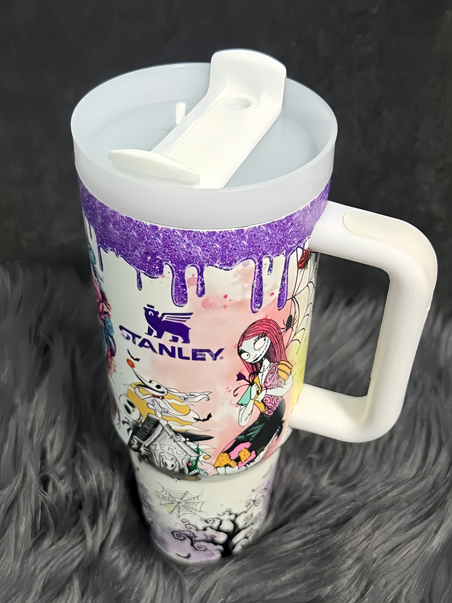 Car-mounted luminous thermos cups on Christmas Eve