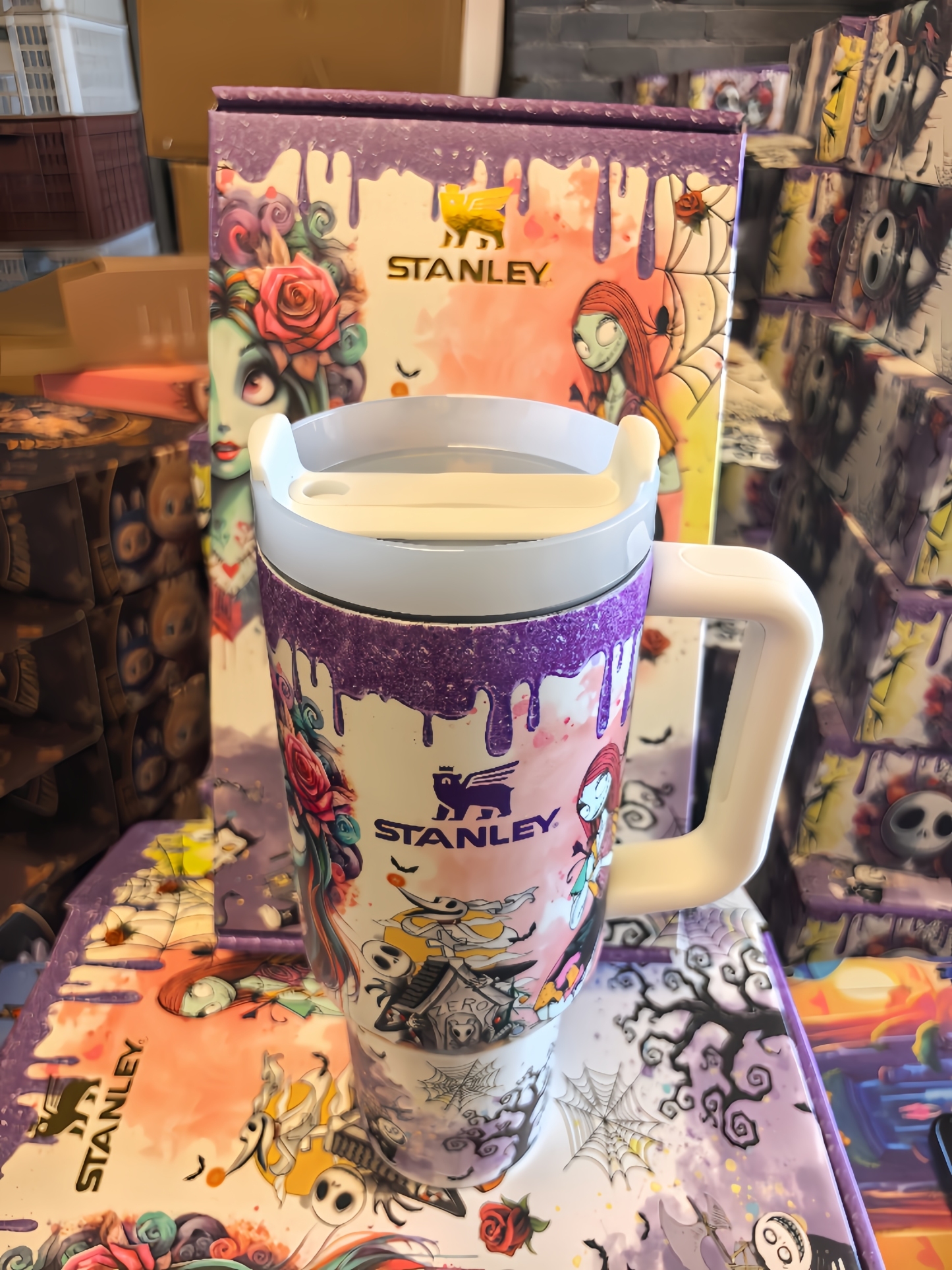 Car-mounted luminous thermos cups on Christmas Eve