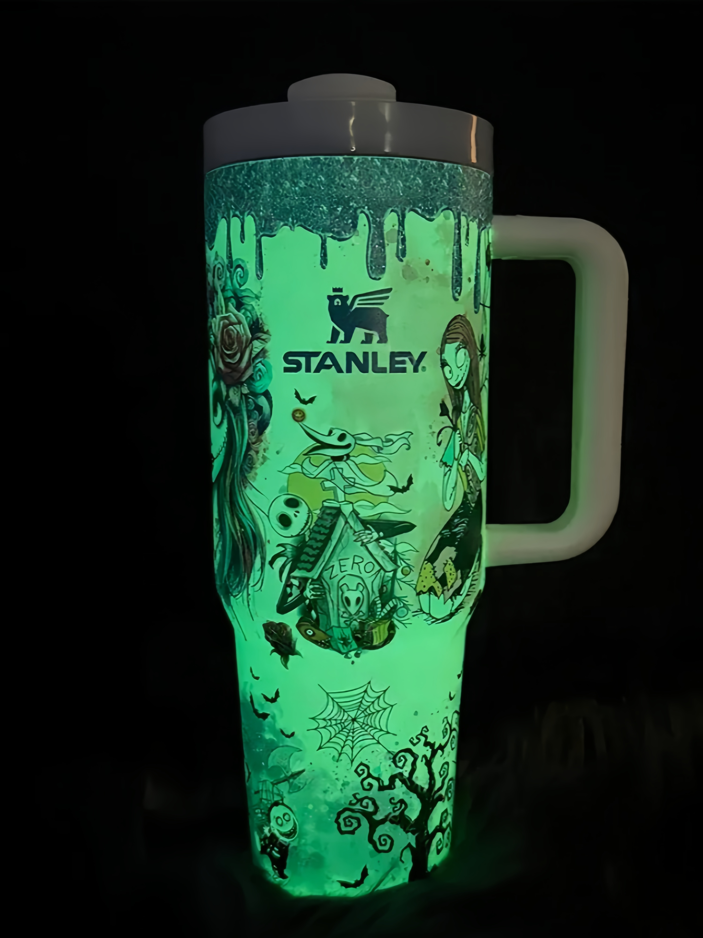 Car-mounted luminous thermos cups on Christmas Eve