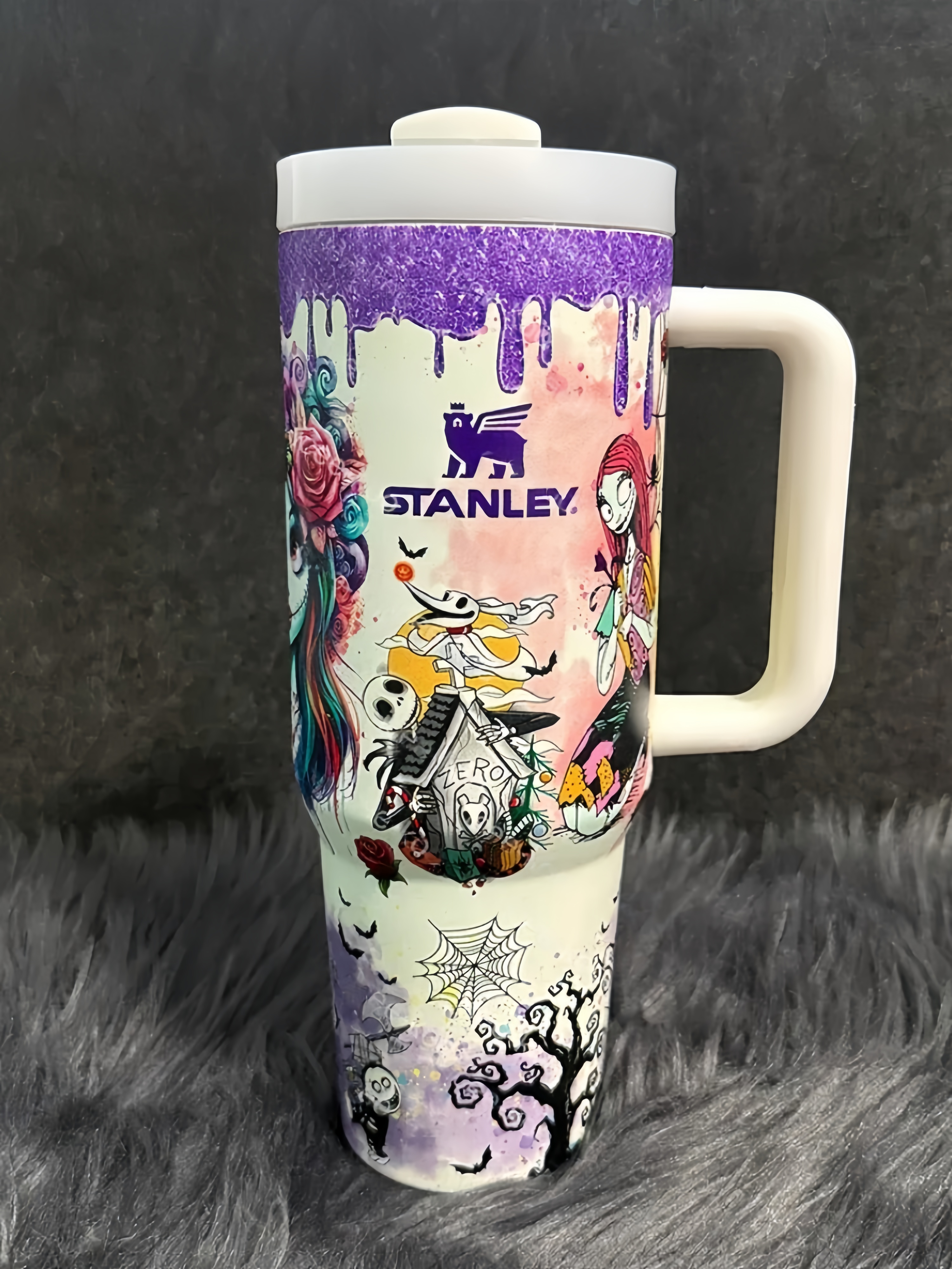 Car-mounted luminous thermos cups on Christmas Eve