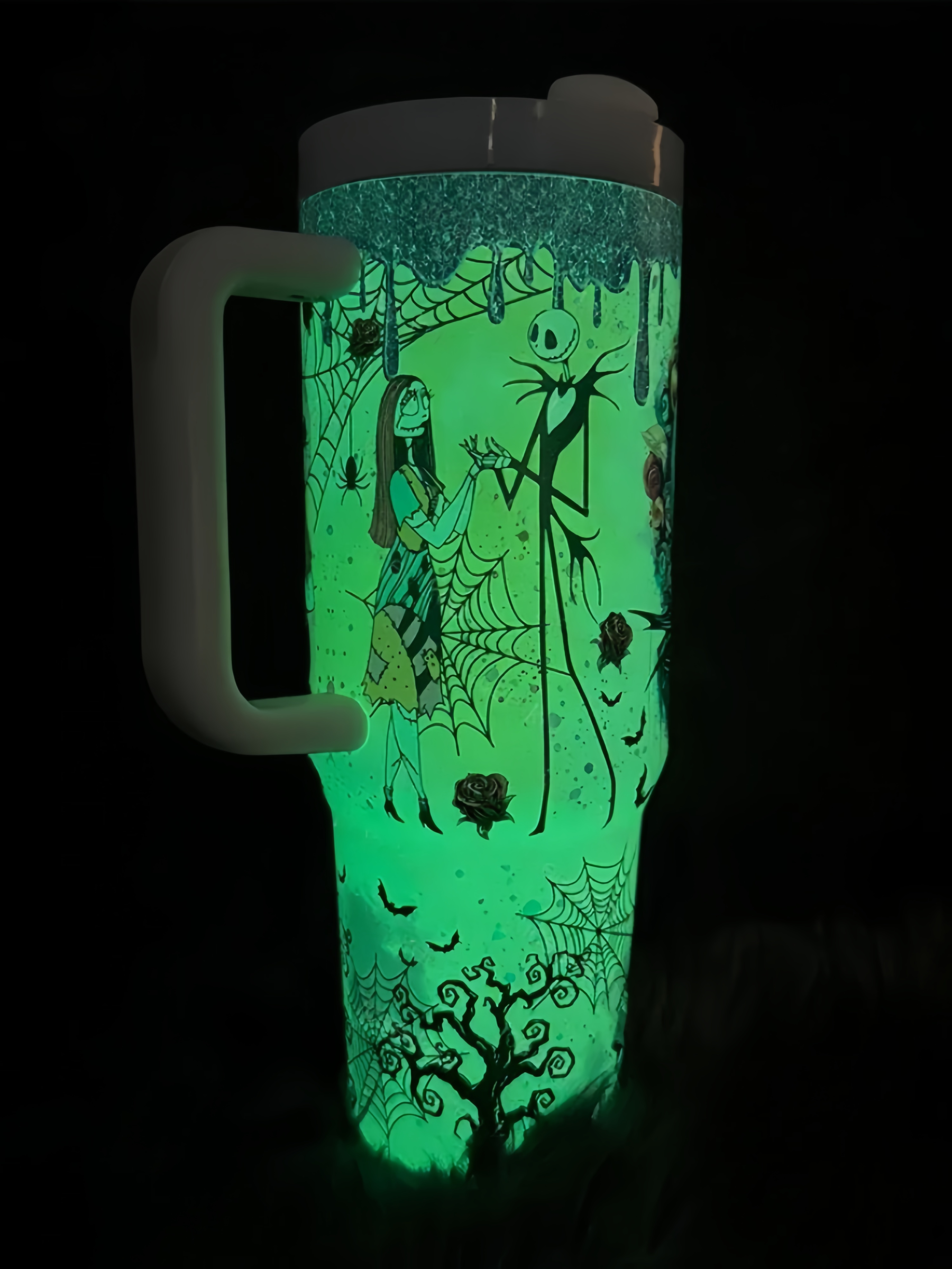 Car-mounted luminous thermos cups on Christmas Eve