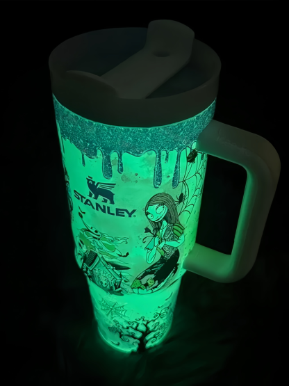 Car-mounted luminous thermos cups on Christmas Eve