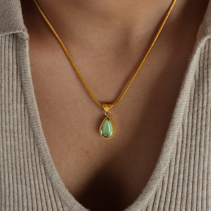 Elegant Jade Teardrop Necklace – Minimalist Gold Pendant Jewelry