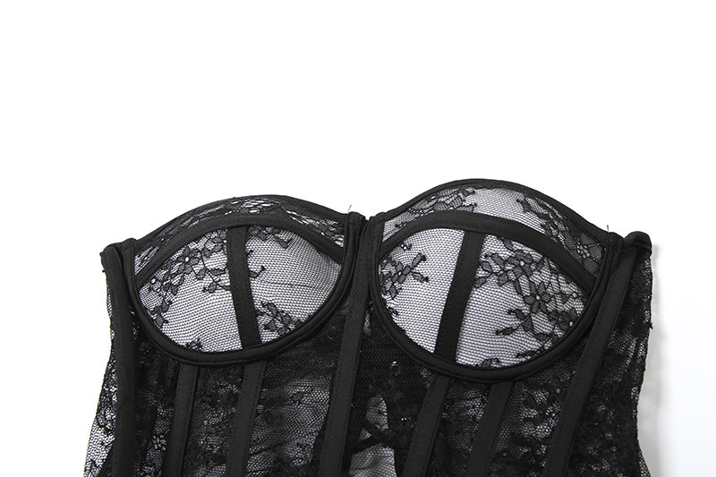 ChatGPT 说：  Trendy Off-Shoulder Slim Fit Strapless Backless Top