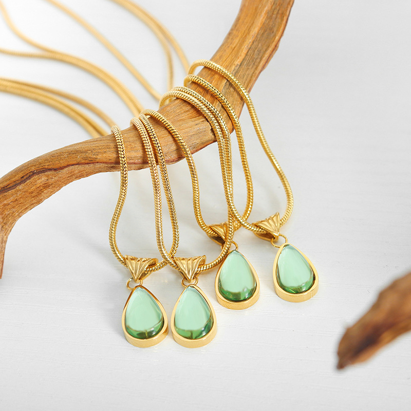 Elegant Jade Teardrop Necklace – Minimalist Gold Pendant Jewelry