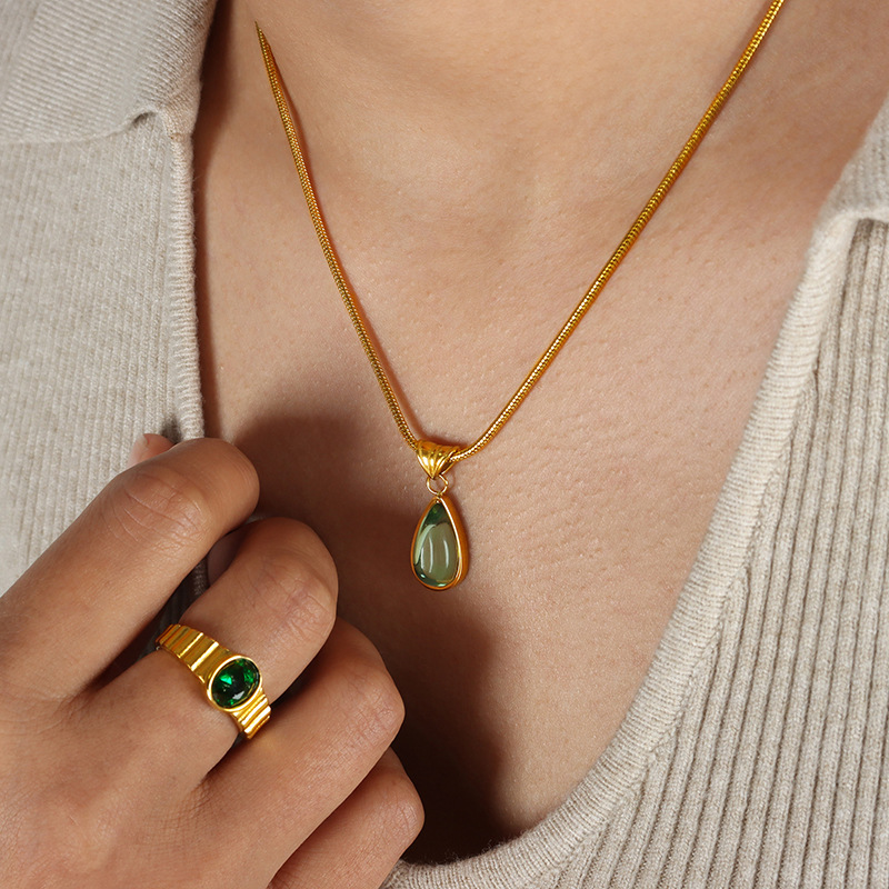 Elegant Jade Teardrop Necklace – Minimalist Gold Pendant Jewelry