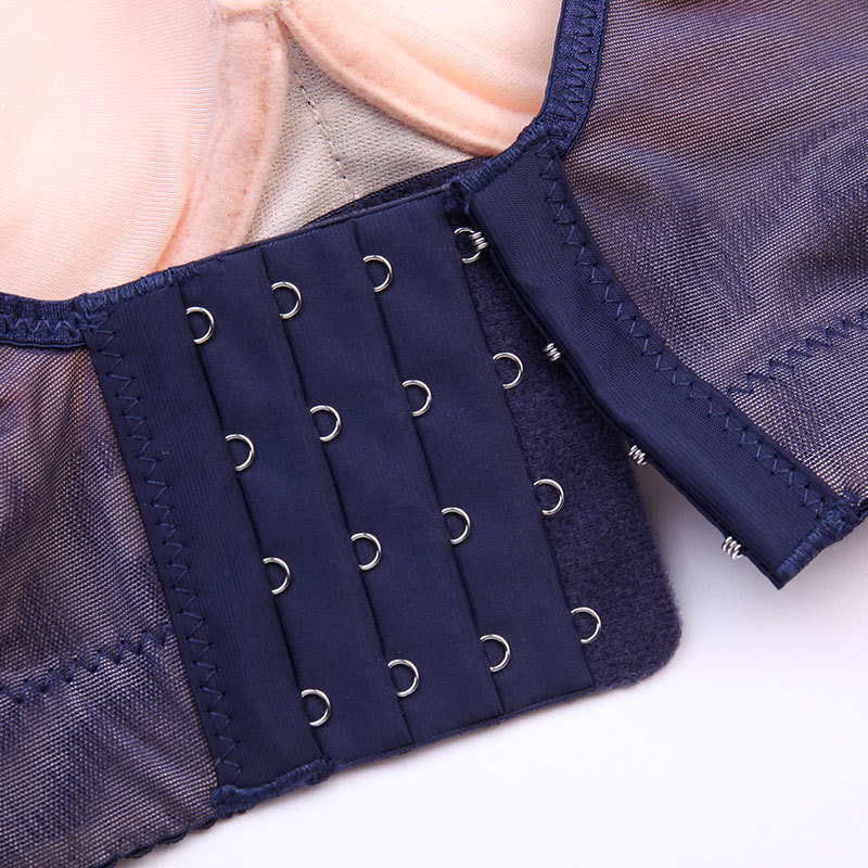 Full-coverage push-up bra that smooths side breast tissue and provides lift