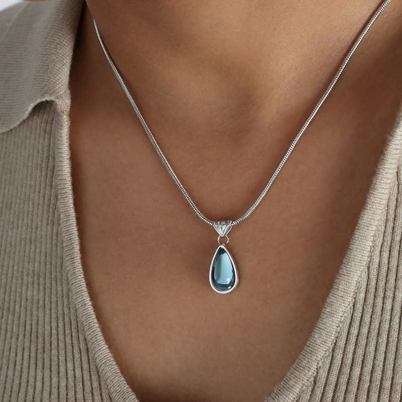 Elegant Jade Teardrop Necklace – Minimalist Gold Pendant Jewelry