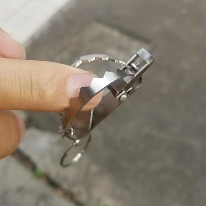 Mini Mousetrap Prank Keychain - Funny Finger Biting Gag Gift for Friends