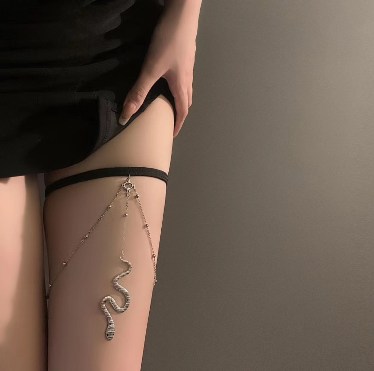Bold Snake-Shaped Thigh Chain, Sexy Body Jewelry for Ladies
