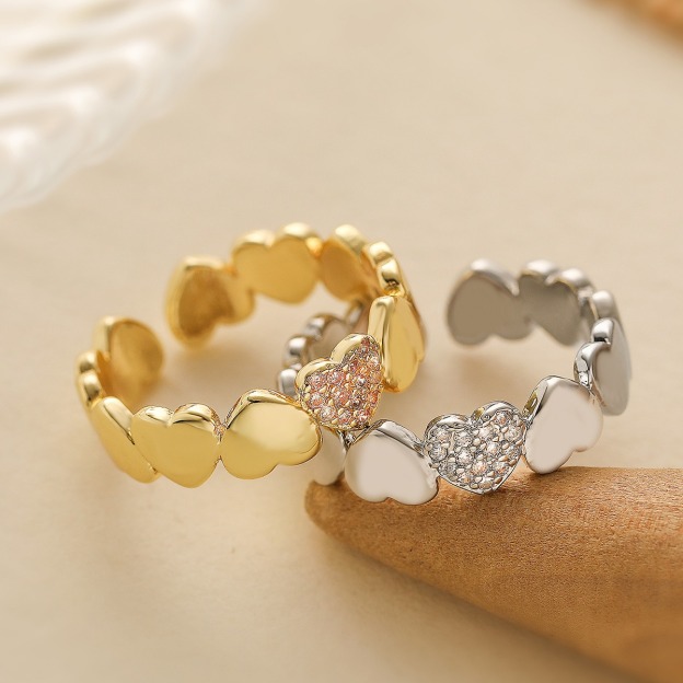 Heart Petal Ripple 18K Gold Heart Pavé Ring