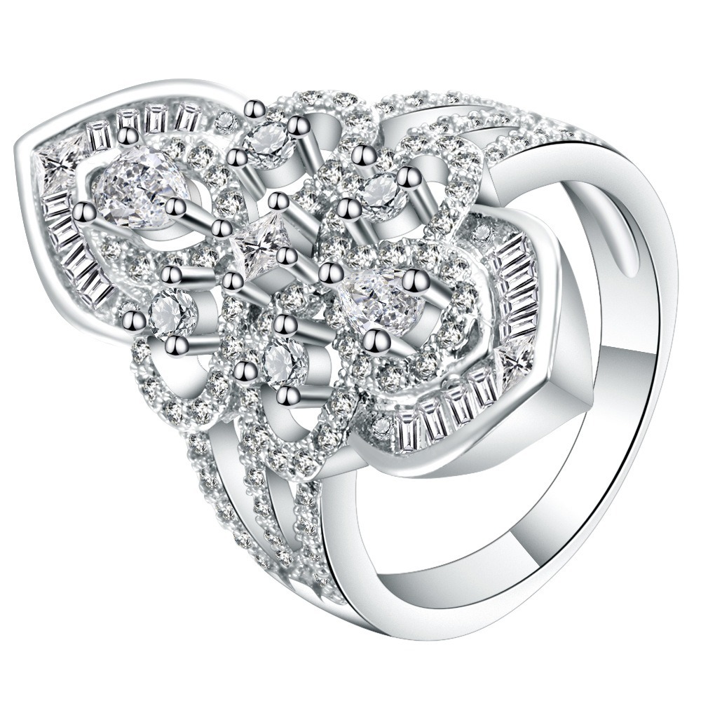 Courtly Dream 18K White Gold Vintage Floral Diamond Ring