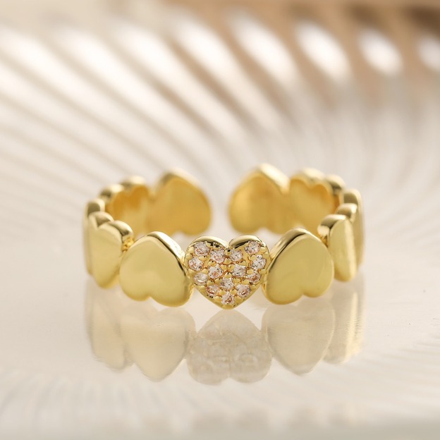 Heart Petal Ripple 18K Gold Heart Pavé Ring