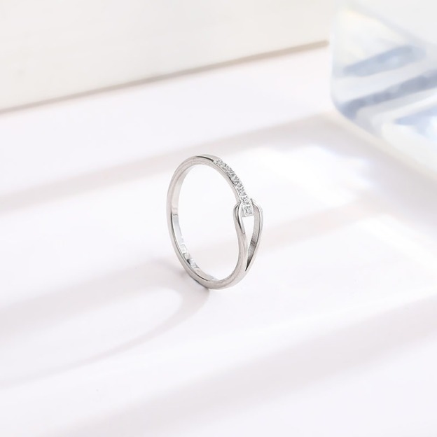 Soft Curve Sparkle S925 Sterling Silver Slim Twisted Ring Everyday Elegance on Your Fingertips