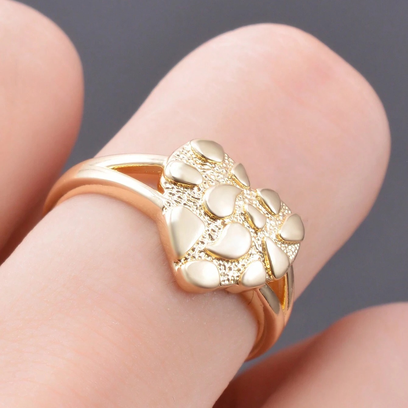 Gilded Heart Texture Ring - Retro Irregular Pattern Light Luxury Band