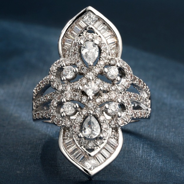 Courtly Dream 18K White Gold Vintage Floral Diamond Ring