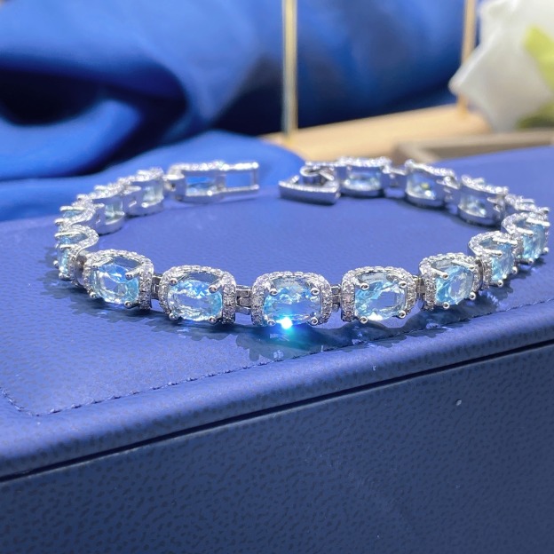 Ocean Blue Elegance 18K White Gold Aquamarine Halo Diamond Bracelet