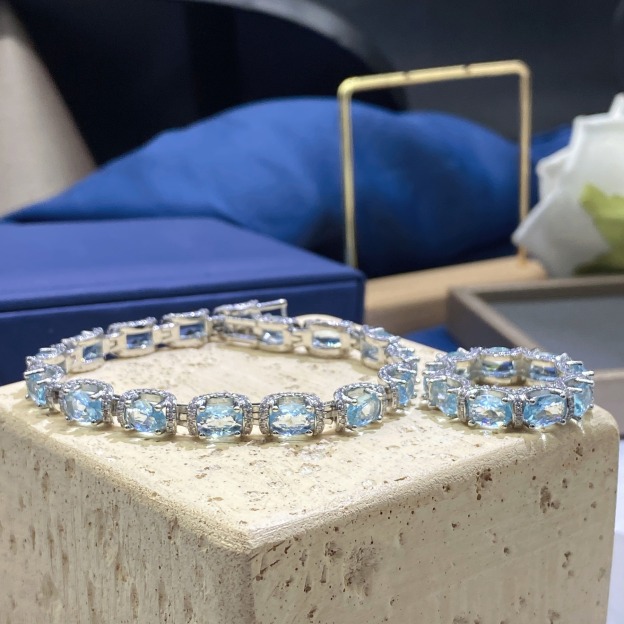 Ocean Blue Elegance 18K White Gold Aquamarine Halo Diamond Bracelet