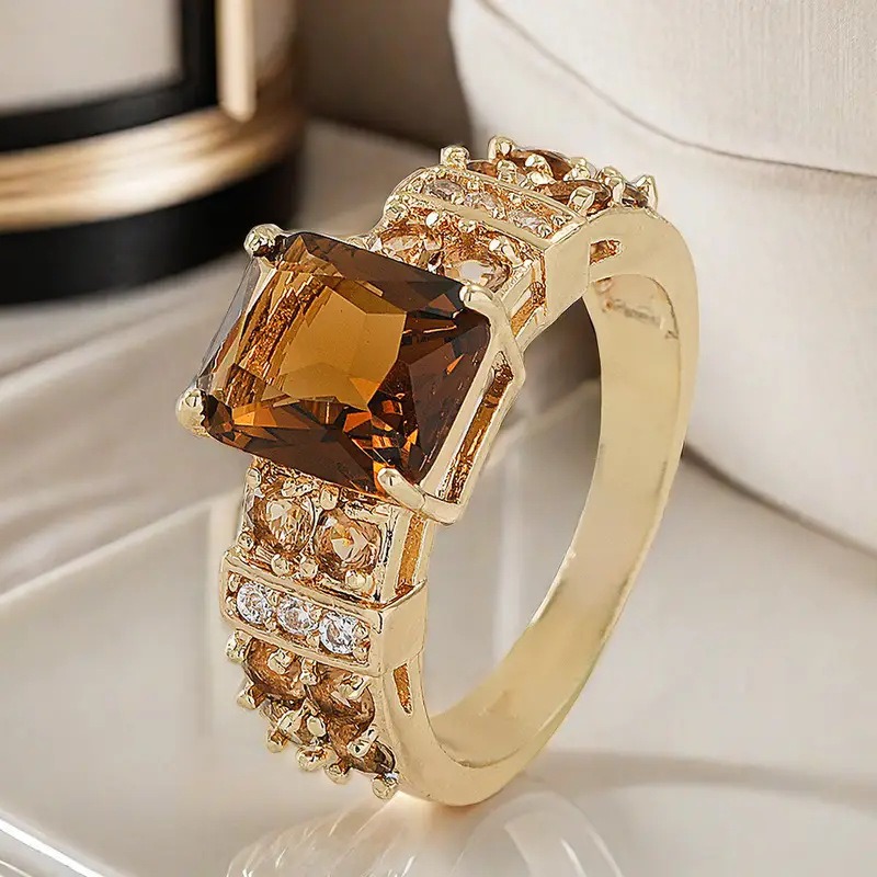 Royal Collection 18K Gold Princess Cut Gemstone Vintage Ring