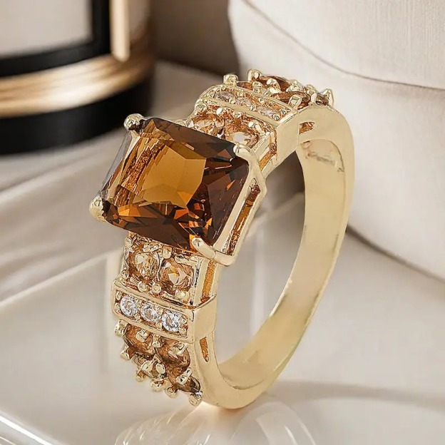 Royal Collection 18K Gold Princess Cut Gemstone Vintage Ring