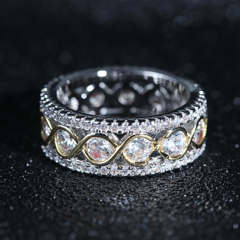 Eternal Wave Diamond Ring | 18K Gold Elegance