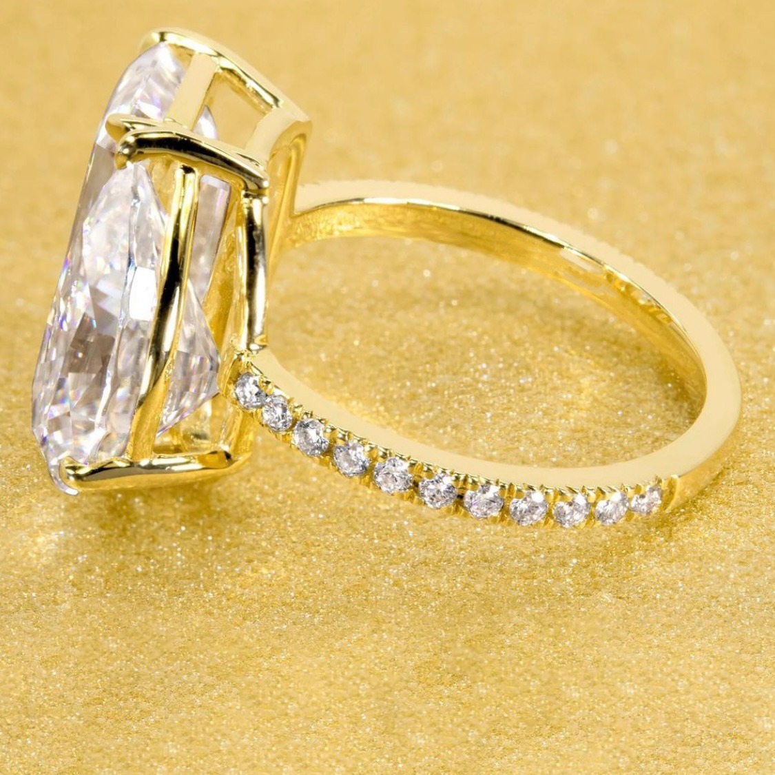 Double Main Stone Luxury Diamond Ring - 18K Gold Emerald & Pear-Cut Diamond Light Luxury Niche Band