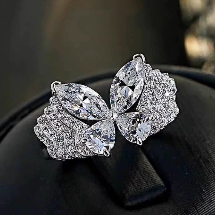 「Butterfly Wing Sparkle」Four-Stone Pavé Butterfly Ring