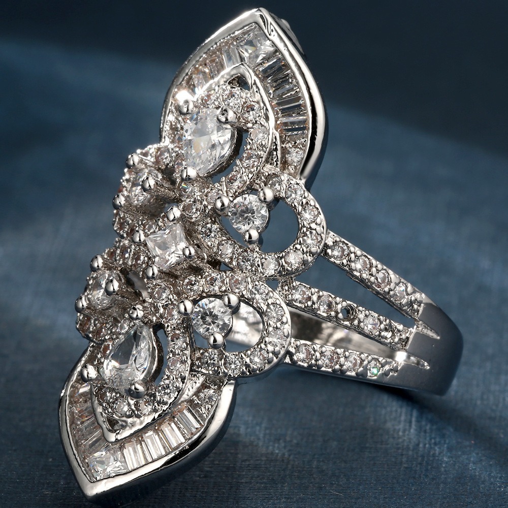 Courtly Dream 18K White Gold Vintage Floral Diamond Ring