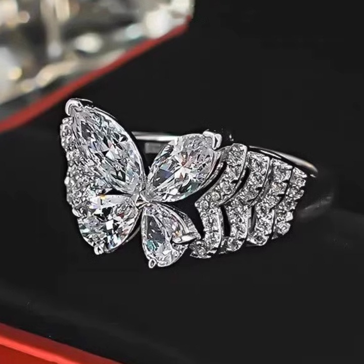 「Butterfly Wing Sparkle」Four-Stone Pavé Butterfly Ring